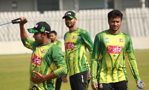 Shakib Al Hasan (right) , Mashrafe Bin Mortaza (centre) and their teammate Soumya Sarkar during their practice session at the Sher-e-Bangla National Cricket Stadium in the city's Mirpur on Thursday.