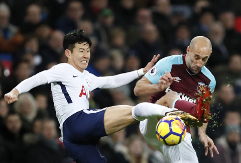 Tottenham's Son Heung-min (left) fights for the ball with West Ham's Pablo Zabaleta during the English Premier League soccer match between Tottenham Hotspur and West Ham United at Wembley Stadium in London on Thursday.