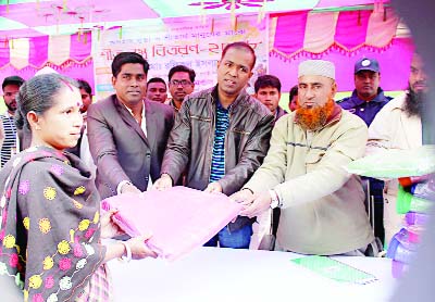 DINAJPUR (South): Jewellery Malik Samity and Sharno Shilpi Sramik Union jointly distributingh winter clothes among the cold -hit people at Fulbari Upazial recently.