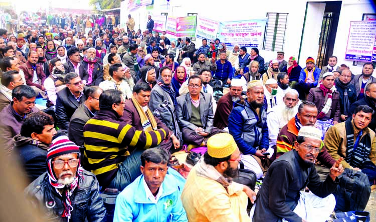 Bangladesh Non-Govt Teachers-Employees Forum staged a sit-in for the second consecutive day in front of the Jatiya Press Club on Thursday demanding nationalization of non-government educational institutions.