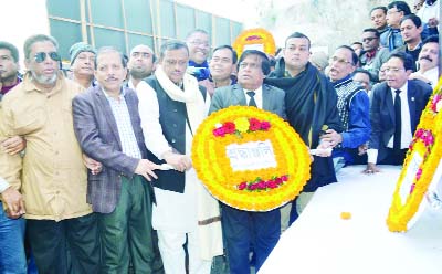 BARISAL: Leaders of Barisal City Awami League placing wreaths at the Bangabundhu Sheikh Mujibur Rahman monument on the occasion of Bangabandhu's Homecoming Day on