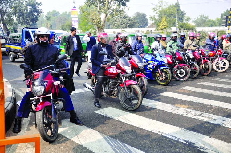 Just to enforce the traffic rules, a long rope was put up at the signal point of city's Bijoy Sarani in addition to traffic lights there. This photo was taken on Thursday.