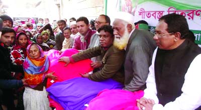 RANGPUR: District Unit leaders of Bangladesh Chhatra League and Awami League distributing blankets among the cold -hit people at Betpotti area on Wednesday.