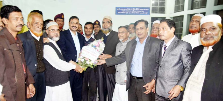 Newly-elected office-bearers of Bangladesh Shop Owners' Association met with CCC Mayor AJM Nasir Uddin at his office yesterday.