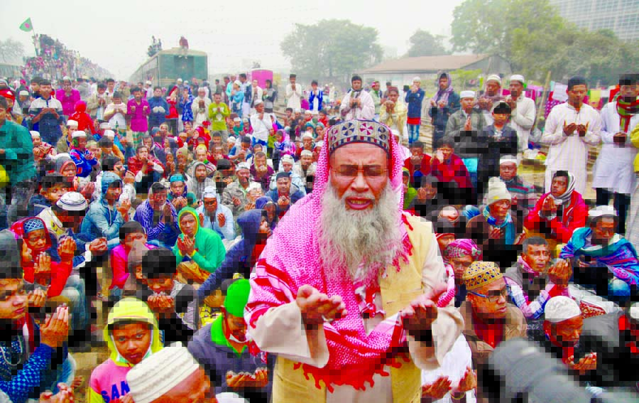 First phase of Biswa Ijtema ends: Thousands of devotees joined the Akheri Munajat on the bank of the Turag River at Tongi seeking divine blessings of Allah for the Muslim Ummah on Sunday.