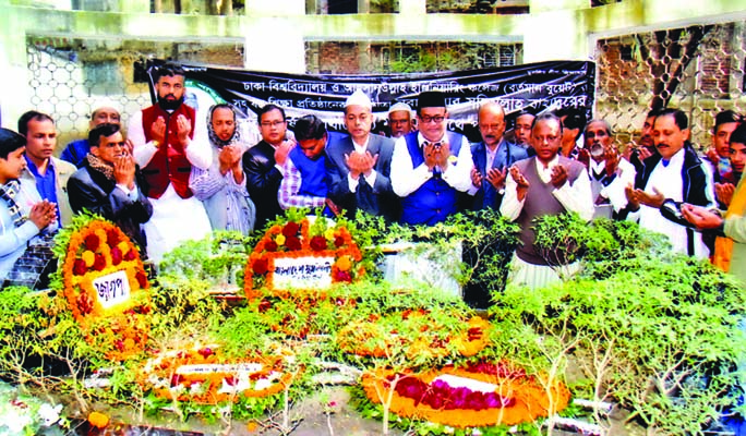 Leaders of Bangladesh Muslim League offering fateha at the mazar of Nawab Sir Salimullah in the city on Tuesday marking the latter's death anniversary.