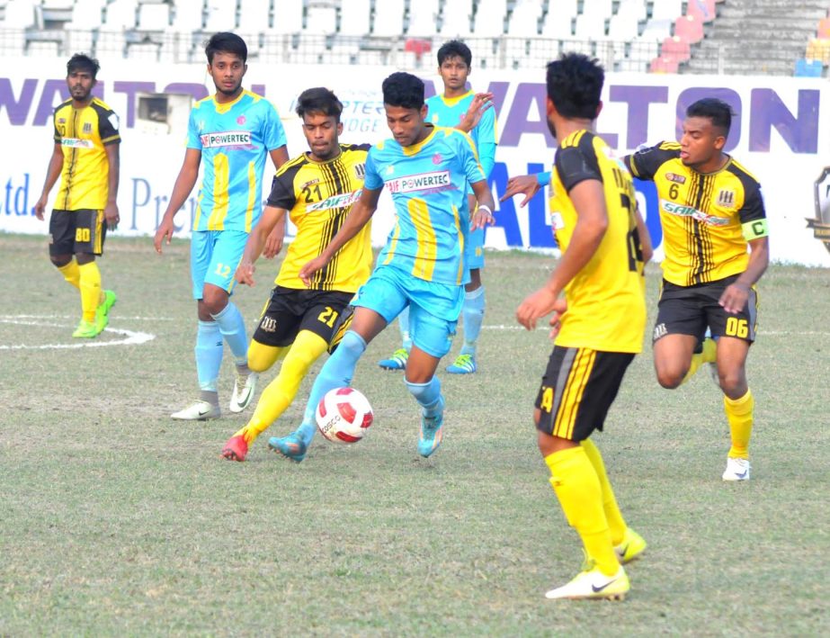 An action of the match of the Walton Independence Cup Football between Chittagong Abahani Limited and Saif Sporting Club Limited at the Bangabandhu National Stadium on Tuesday. The match ended in a 1-1 draw.