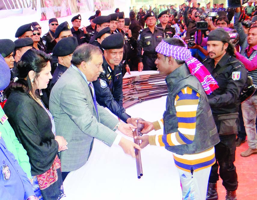 BARISAL: Thirty eight members of three dacoit gangs of Sundarbans surrendered with arms ammunitions to RAB in Barisal in presence of Home Minister Home Minister Asaduzzaman Khan Kamal recently.