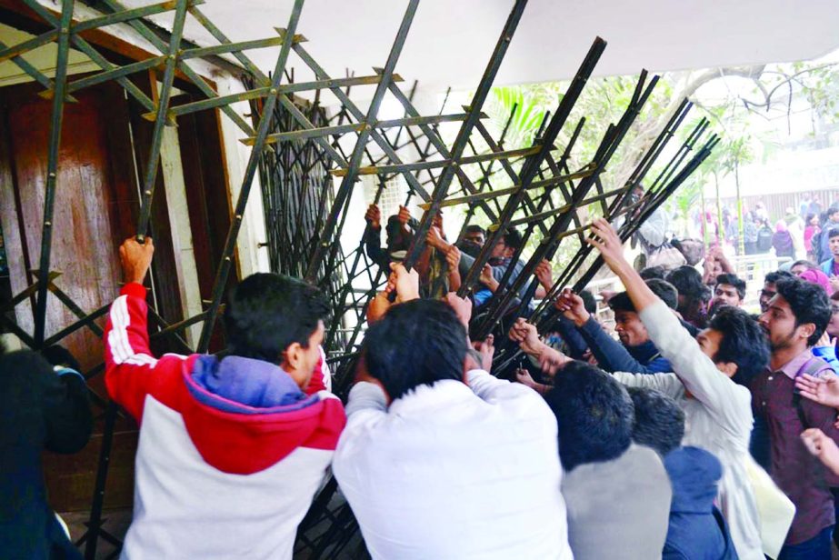 Students of Dhaka University turn violent while staging protest in front of Proctor office on Wednesday demanding cancellation of affiliation of seven colleges and punishment of miscreants who assaulted female students during their demonstration in front
