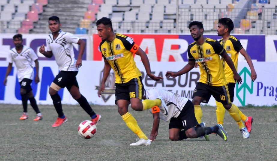 A moment of the match of the Walton Independence Cup Football between Saif Sporting Club and Arambagh Krira Sangha at the Bangabandhu National Stadium on Thursday. The match ended in a goalless draw.