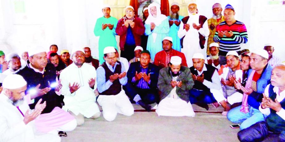 BOGRA: Participants offering Munajat at a Dao Mahfil in observance of the 82nd birth anniversary of former president Ziaur Rahman at Baghbari Sarkarpara Jam-e- Mosque organised by Noshipur Union BNP and Jubo Dal, Chhatra Dal on Friday.