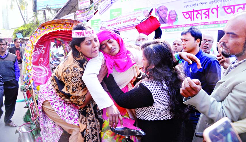 An ailing female teacher being taken to DMCH by her fellows as MPO-listed teachers continuing hunger strike for 6th consecutive day on Saturday in front of the Jatiya Press Club for nationalisation of their services.