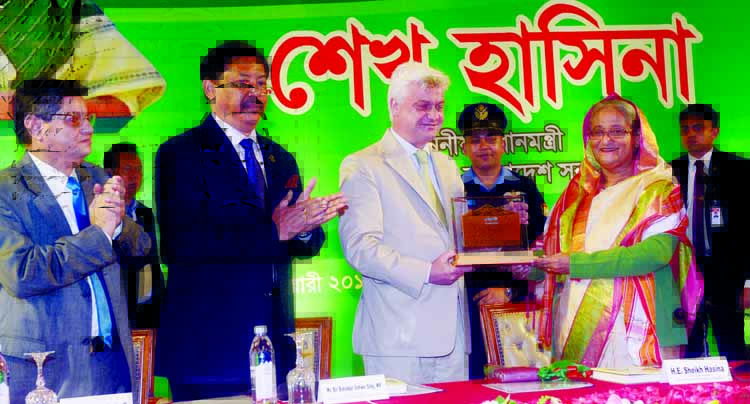 A crest being presented to Prime Minister Sheikh Hasina at the inaugural session of 4000th Parakendra at Mitingachhari in Kaptai Upazila through a video conferencing organised jointly by Parbatya Chattagram Development Board and UNICEF from a hotel in the