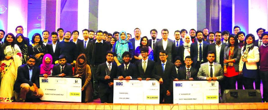 Mohammed Shariful Islam, Human Resources Director of LafargeHolcim Bangladesh Limited, poses with the winners of Business Case Competition 'Pioners-2.0' organized by BUET Entrepreneurship Development Club at BUET auditorium recently. Fahima Shahadat, He