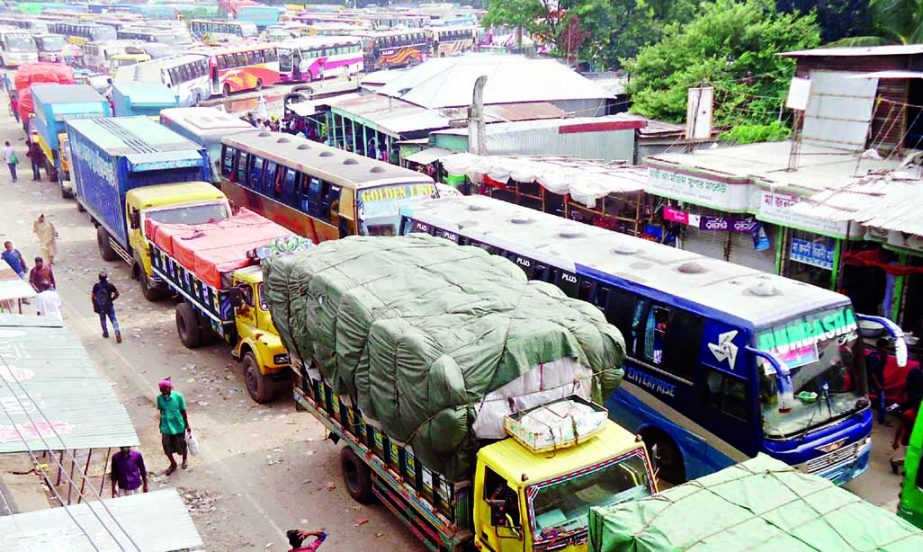 Hundreds of vehicles got stuck in three kilometer long highway at Daulatdia ferry ghat area as 16 ferry services stranded for 9 hours in the middle of the river due to dense fog blanketed the river bed, causing sufferings to commuters and drivers. This ph