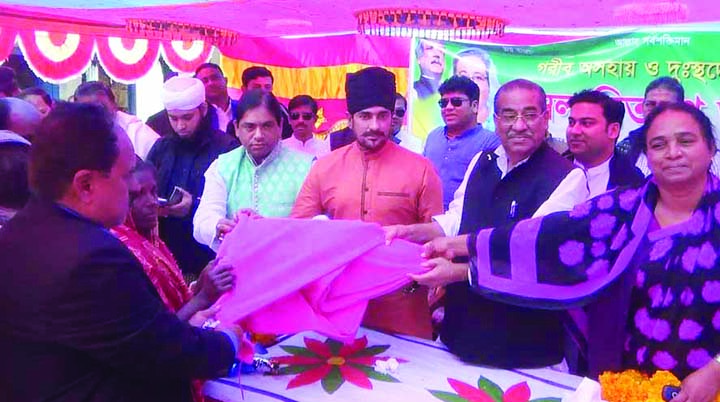 BARISAL: District AL president Abul Hasnat Abdullah MP and actor Ananta Jalil distributing blankets among the cold- hit people at Donarkandi Primary School premises in Gournadi Upazila recently.