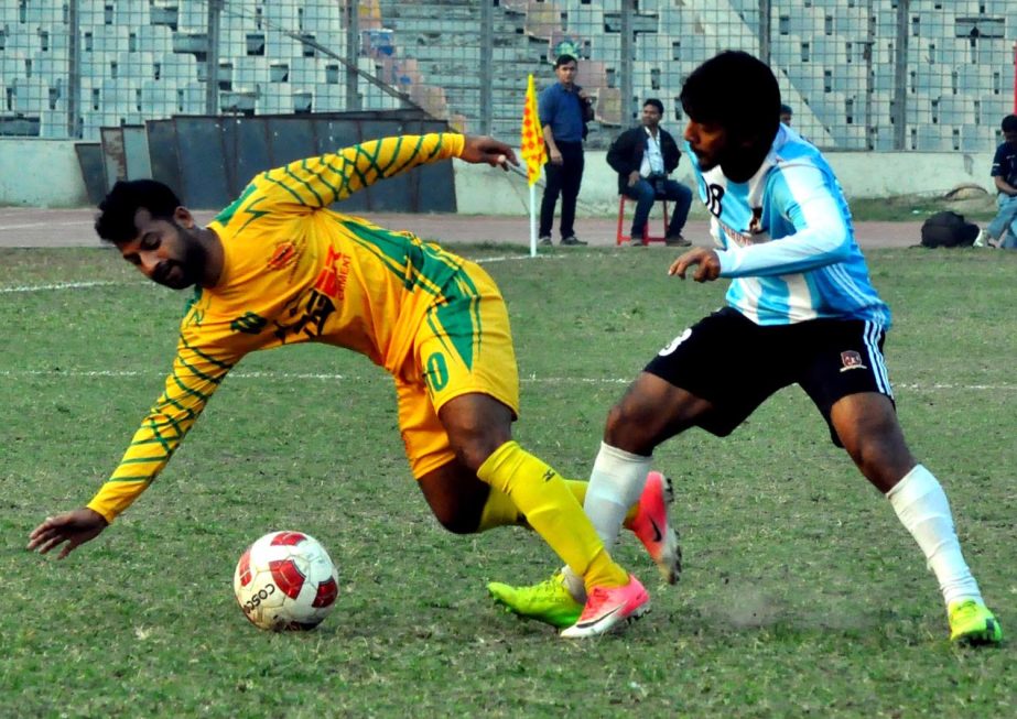 A moment of the match of the Walton Independence Cup Football between Sheikh Jamal Dhanmondi Club Limited and Rahmatganj MFS at the Bangabandhu National Stadium on Wednesday. The match ended in a 2-2 draw.