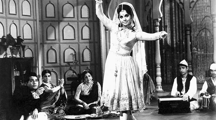 10-Film star Mumtaz in film Khilona. Some prominent Hindi movies featured courtesans in lead roles