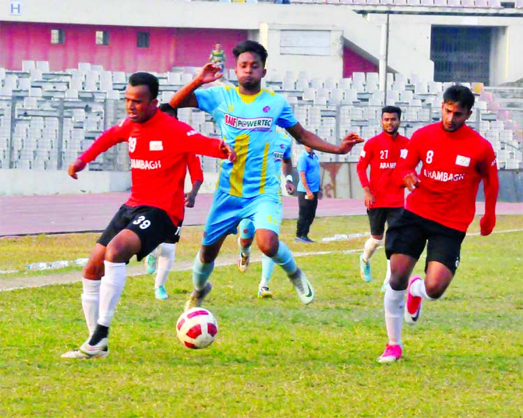 A moment of the match of the Walton Independence Cup Football between Chittagong Abahani Limited and Arambagh Krira Sangha at the Bangabandhu National Stadium on Friday. The match ended in a 1-1 draw.