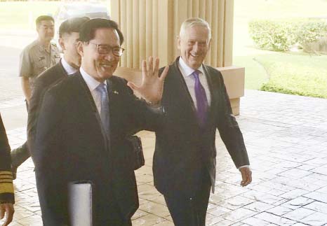 U.S. Defense Secretary Jim Mattis and South Korean Defense Minister Song Young-moo enter Pacific Command headquarters in Honolulu, Hawaii on Friday.