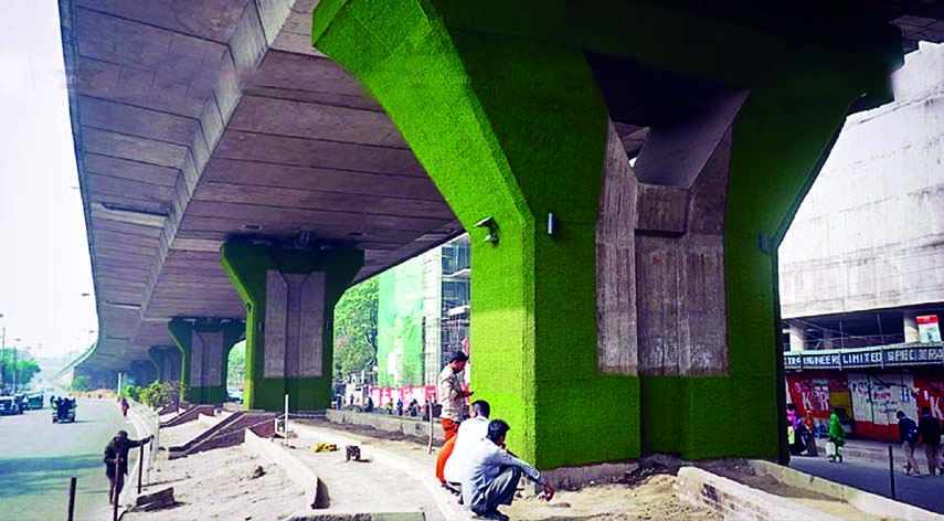 Workers are engaged in colouring pillars of Mahakhali Flyover. Dhaka North City Corporation has taken this step as part of beautifying the city. The snap was taken on Saturday.