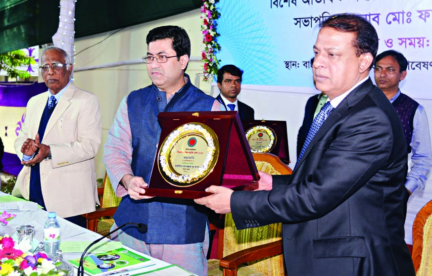 Bangladesh Council for Science and Industrial Research (BCSIR) Chairman Faruque Ahmed presenting crest to Barrister Sheikh Fazle Noor Taposh, MP at the concluding ceremony of Science and Technology Fair organised by BCSIR on its campus in the city on Satu