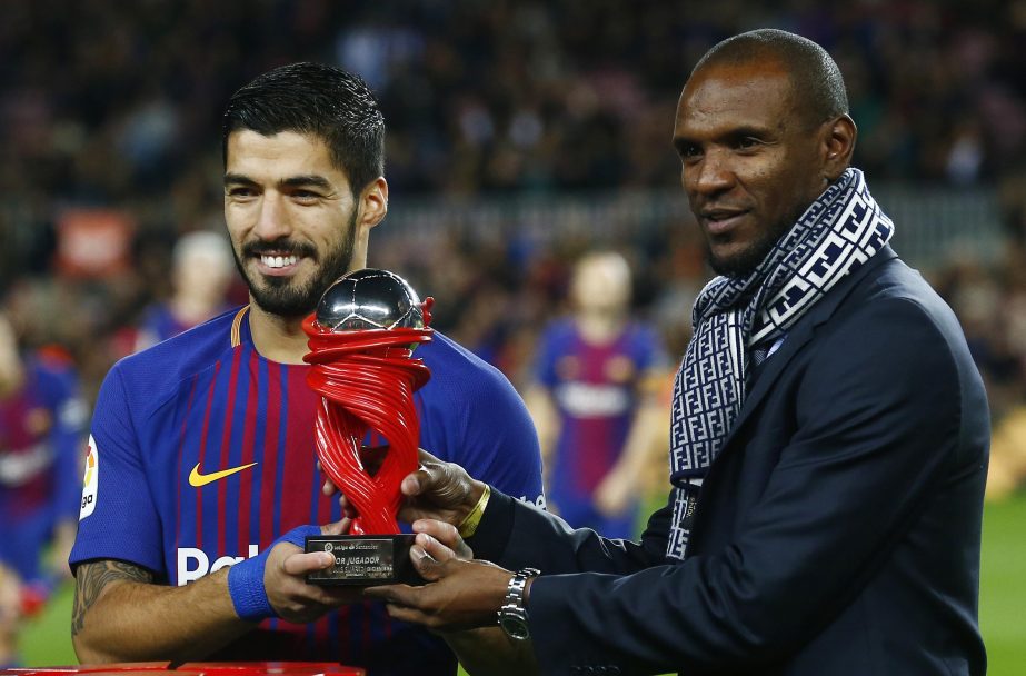Former Barcelona French player Eric Abidal (right) gives the La Liga player of the month award to FC Barcelona's Luis Suarez prior to the Spanish La Liga soccer match between FC Barcelona and Alaves at the Camp Nou stadium in Barcelona, Spain on Sunday.