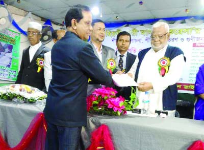 TANGAIL: Prof Jahiduzzaman Talukder, Principal, Narilla College at Dhonbari in Tangail receiving Mother Teresa Gold Medal-2018 from former Chief Justice Md Shamsul Huda for his outstanding contributions on education organised by Journalist Society for