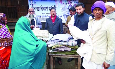 NILPHAMARI: Renowned social activists and President of Nilphamari District Unit of Bangabandhu Ainjibi Parishad Barrister Imran Kabir Choudhury Johnny distributing blankets among the cold- hit people at Satni Village in Dimla Upazila on Sunday.