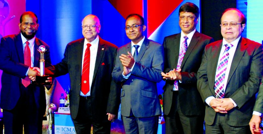 Md. Habibur Rahman, Managing Director of Al-Arafah Islami Bank Limited, receiving the 'ICMAB Best Corporate Award 2016' in Private Commercial Banks (Islamic Operation) category from Finance Minister Abul Maal Abdul Muhith, organized by the Institute of