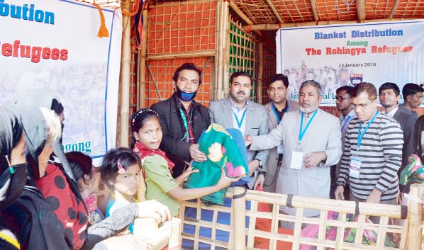 A 5-member team of International Islamic University, Chittagong led by Prof. Ahsanullah distributing blankets among the Rohingya refugees at Teknaf Balukhali Camp No 1 on Tuesday.