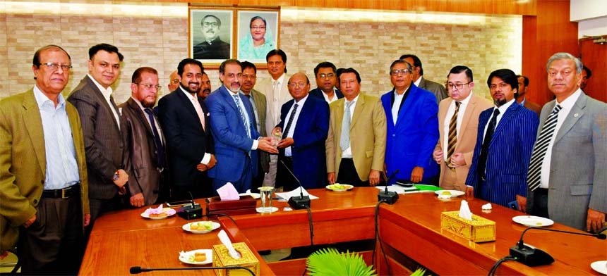 Abul Kasem Khan, President of Dhaka Chamber of Commerce and Industry (DCCI), handing over a crest to the Commerce Minister Tofail Ahmed, MP, at his secretariat office on Tuesday. Shubhasish Bose, Commerce Secretary, Riyadh Hossain, Vice-President, Andalee