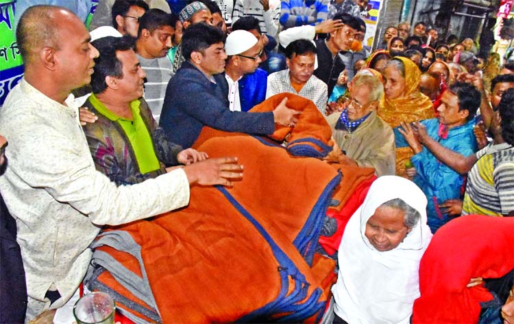 26 No Ward Councilor of DSCC Hasibur Rahman Manik distributing blankets among the cold-hit poor people in the city's Nimtali area on Sunday.