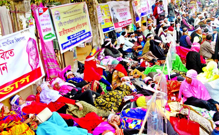 MPO-listed private school teachers continue hunger strike for 15th consecutive day on Sunday in front of the Jatiya Press Club for nationalisation of their services.