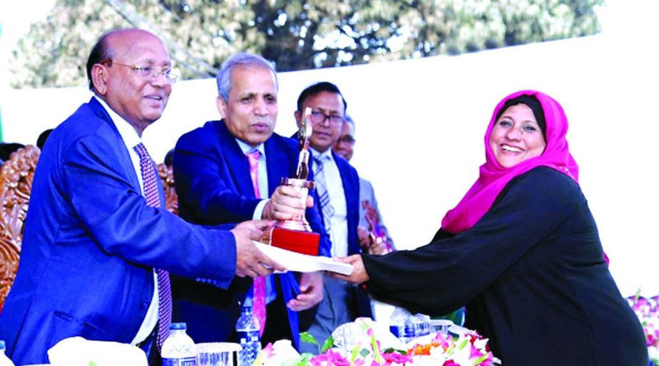 Commerce Minister Tofail Ahmed and FBCCI President Md. Shafiul Islam (Mohiuddin), handing over the 2nd Prize award for general stall category to Fazlutun Nesa, Managing Director, Perag Socks Industries Ltd in the closing ceremony of DITF-2018 at Sher-e-B