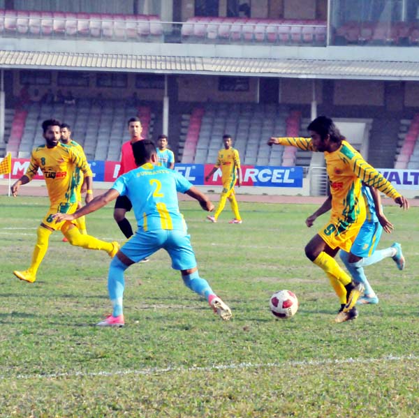 A moment of the semi-final match of the Walton Independence Cup Football between Chittagong Abahani Limited and Rahmatganj MFS at the Bangabandhu National Stadium on Tuesday.