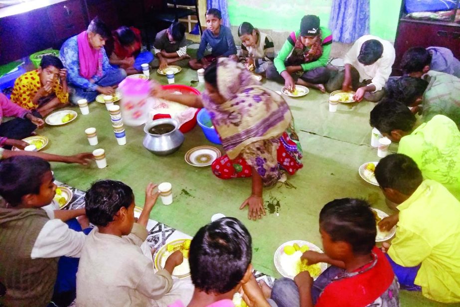 KHULNA: Street children taking their meal at shelter centre at Jessore Centre of Jagrato Jubo Sangha, an NGo patronised by UNICEF. This picture was taken on Tuesday.