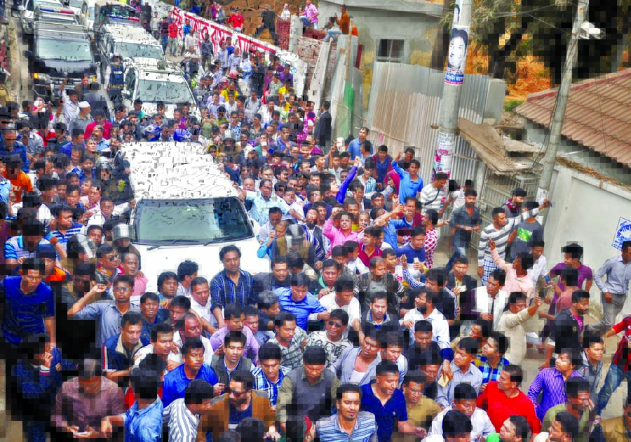 BNP Chairperson's motorcade escorted by overcrowded party supporters when it was crossing Moghbazar area on its way to Makeshift Court in the old city yesterday.