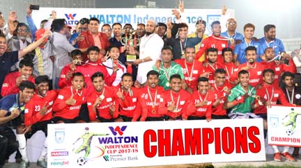 Members of Arambagh Krira Sangha, the champions of the Walton Independence Cup Football with the guests and BFF officials pose for photograph at the Bangabandhu National Stadium on Saturday.