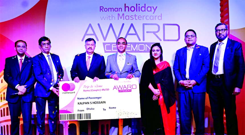 Syed Mohammad Kamal, Country Manager of MasterCard Bangladesh, distributing the 'Roman Holiday with Mastercard' campaign prize to a winner at a hotel in the city on Sunday. Managing Directors from AB Bank Limited, Al-Arafah Islami Bank Limited, Brac Ban