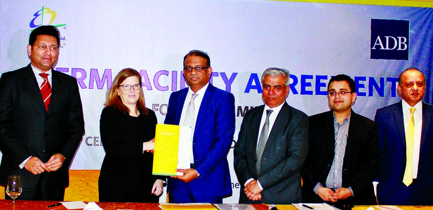 Ali Reza Iftekhar, Managing Director of Eastern Bank Limited (EBL) and Christine Engstrom, Director of Private Sector Financial Institutions Division of Asian Development Bank (ADB), exchanging an agreement signing documents for $20m loan at a city hotel