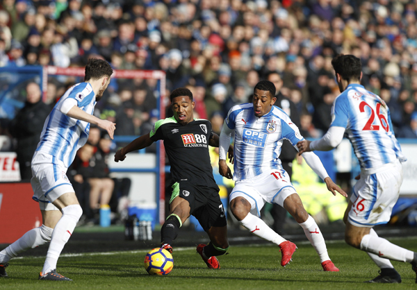AFC Bournemouth's Jordon Ibe (center left) and Huddersfield Town's Rajiv van La Parra battle for the ball during their English Premier League soccer match at the John Smith's Stadium in Huddersfield, England on Sunday.