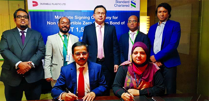 Alamgir Morshed, Managing Director and Head of Financial Markets of Durable Plastics Limited, (a concern of PRAN-RFL Group) and Maroof Ur Rahman Mazumder, ED and Head of Capital Markets of Standard Chartered Bank, signing an agreement for raising Tk 150 c