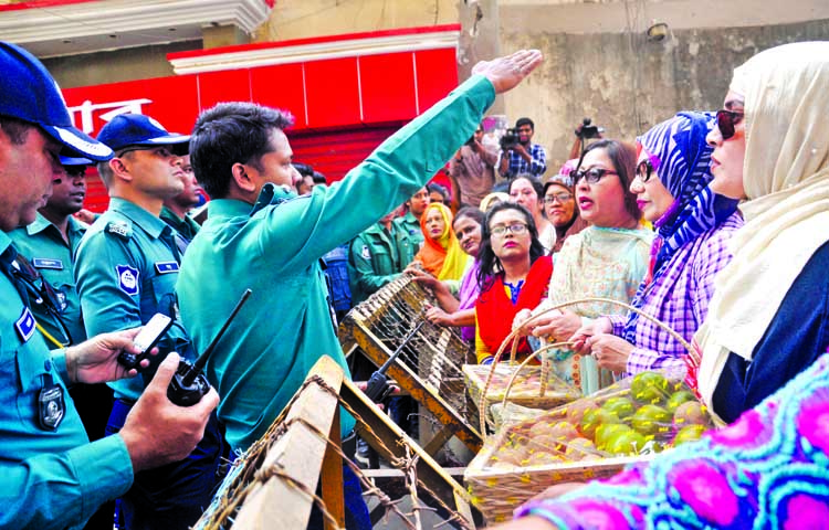 Law enforcers intercepted the leaders and activists of Jatiyatabadi Mahila Dal when they reached in front of Old Dhaka Central Jail on Tuesday with fruits to meet BNP Chairperson Begum Khaleda Zia.