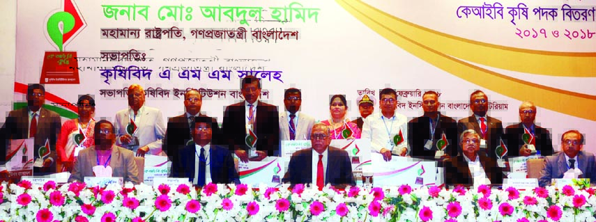 President M Abdul Hamid poses for a photograph with the recipients of "Krishibid Institution Bangladesh (KIB) Award"" at KIB Auditorium in the city yesterday afternoon. Photo BSS"