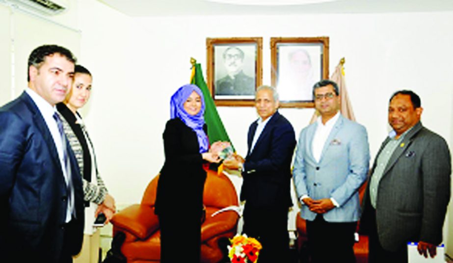 FBCCI President Md. Shafiul Islam (Mohiuddin), handing over a crest to a Turkey delegation leader and Chairperson of Turkey-Bangladesh Business Council Laura Gok, at FBCCI office in the city on Wednesday. Senior executives from both the organizations were