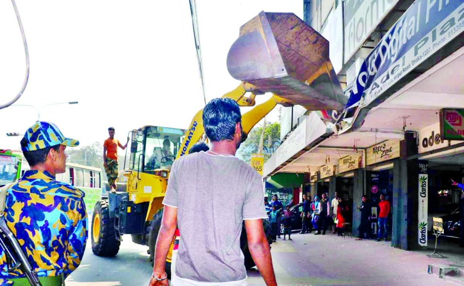Signboards written in English being removed by Dhaka North City Corporation Mobile team ahead of Amar Ekushey February and International Mother Language Day. This photo was taken on Thursday from Asad Gate area in city.