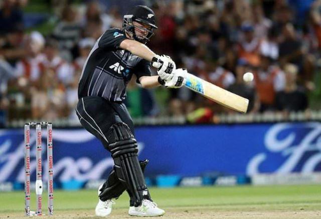 An aggressive Colin Munro belted New Zealand into the Twenty20 tri-series final against Australia despite England claiming their final round-robin match by two runs in Hamilton on Sunday.