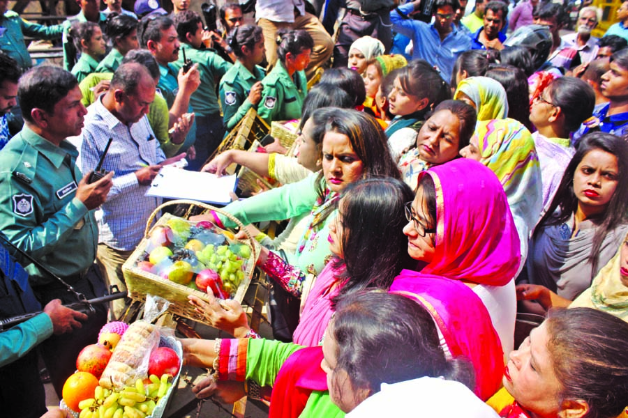 Law enforcers intercepted women leaders and activists of Jatiyatabadi Chhatra Dal when they were going to visit BNP Chairperson Begum Khaleda Zia with fruits at Old Dhaka Central Jail on Tuesday.