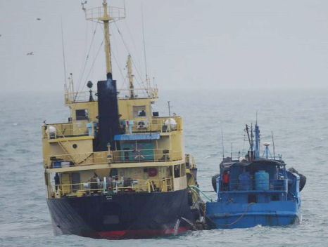 The North Korean-flagged tanker Yu Jong 2 (left) and Min Ning De You 078 conduct an apparent ship-to-ship transfer in the East China Sea.